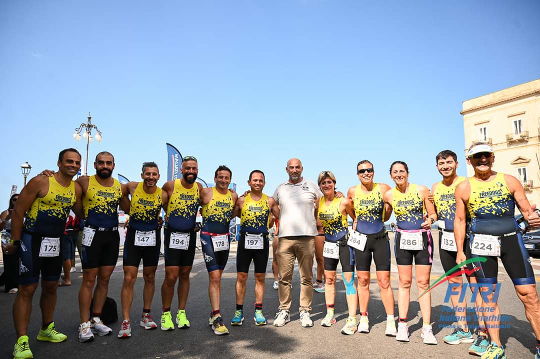 foto Domenica mattina una pattuglia di 12 atlete ed atleti temerari in body gialloblu ha gareggiato al Campionato Italiano di Aquathlon Classico a Taranto